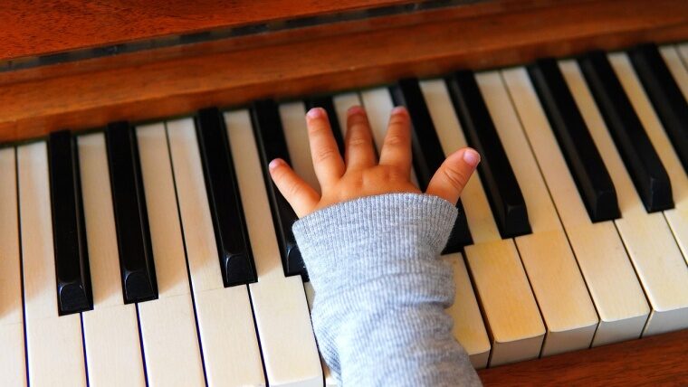 ピアノを練習する子供
